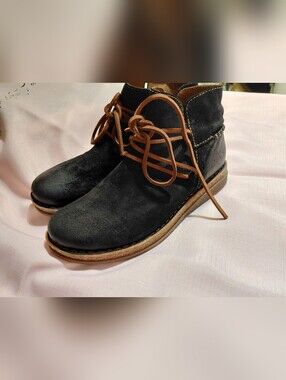 Born Boots Women's SZ 9.5 Black Suede Calyn Ankle Lace Up Zipper Flat Sole Flaw